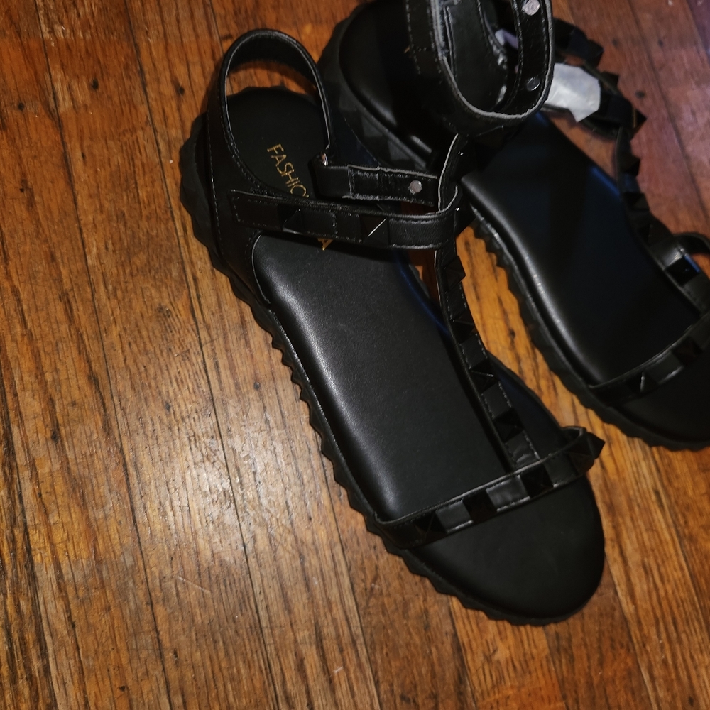 Sandles - Picture 2 of 6